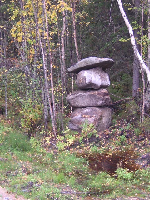 Каменный "гриб" - детище дорожных строителей.