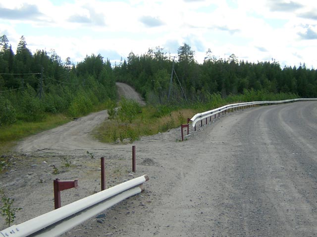 Налево уходит старая дорога от Софпорога на Тунгозеро. Явно короче, но есть пара крутых затяжных подъемов (для нас - спусков).
