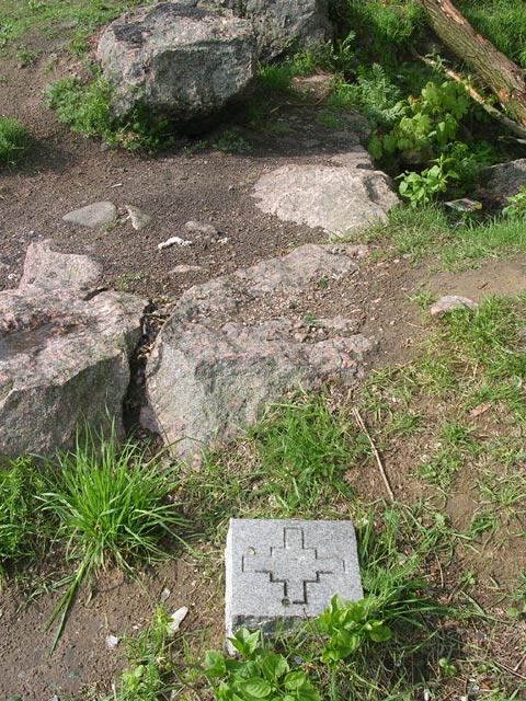 Развалины фундамента кирхи обнесли маленькими камнями с крестами