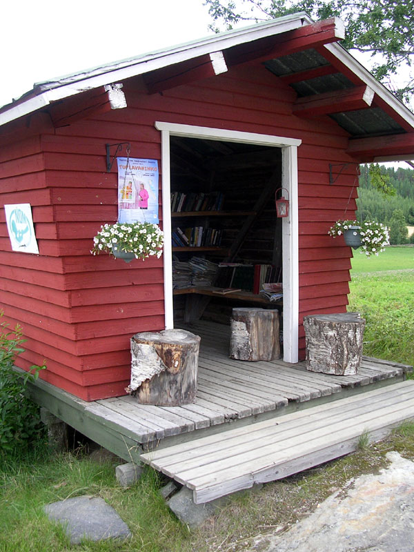 Молочная будка, а по-совместительству - сельская библиотека