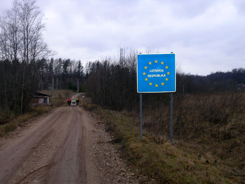 Велосипедисты при поддержке микроавтобуса прошмыгивают из Латвии в Литву
