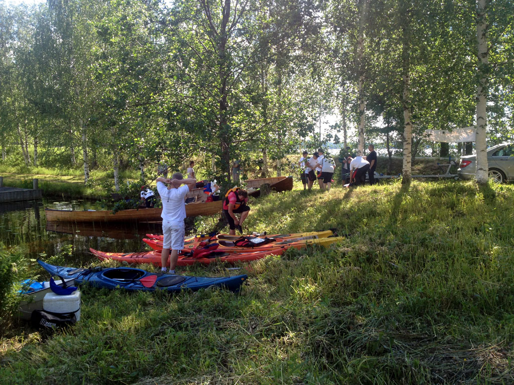 В регате принимают участие как большие церковные лодки на 11-15 человек, так и лодки поменьше и даже озерные каяки