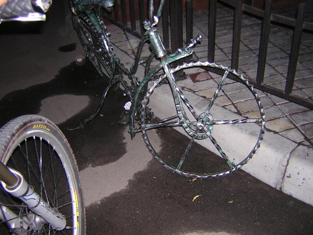 Наверное, самый тяжелый велосипед, из виденных мной той ночью - чугунный.