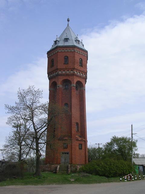 Водонапорная башня - характерный элемент почти для любого городка в области